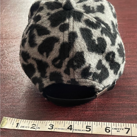 Vince Camuto Snow Leopard Print/ Black Fashionable Hat - Picture 3 of 4